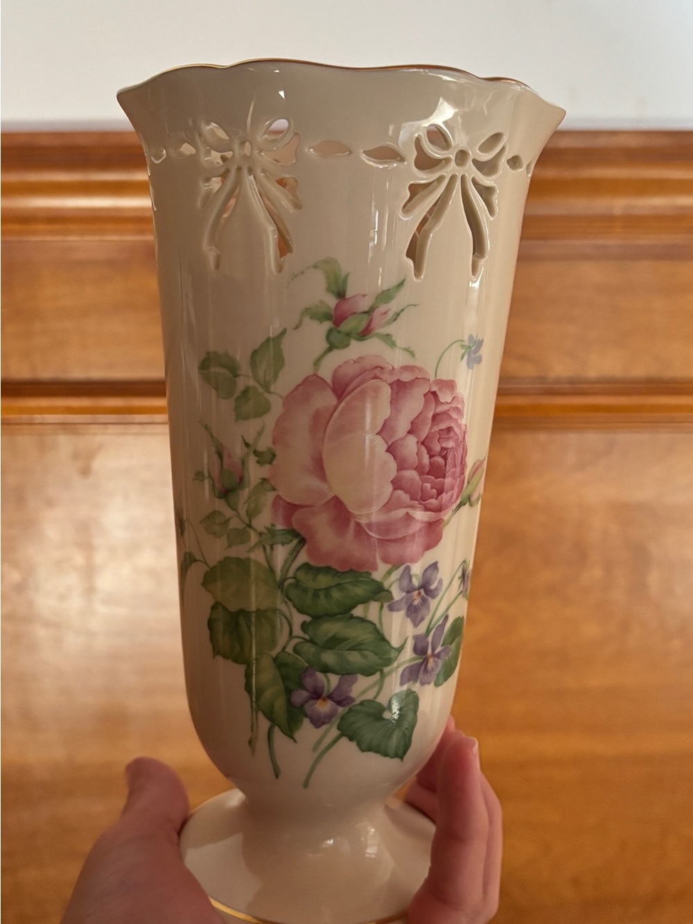 Lenox Pierced Reticulated Bows Ivory Vase w/ Gold Trim 8.5” Floral Roses Peonies